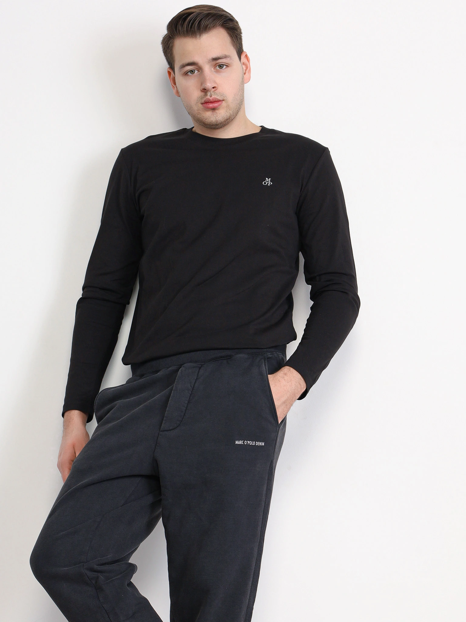 Футболка черного цвета из хлопка с длинным рукавом